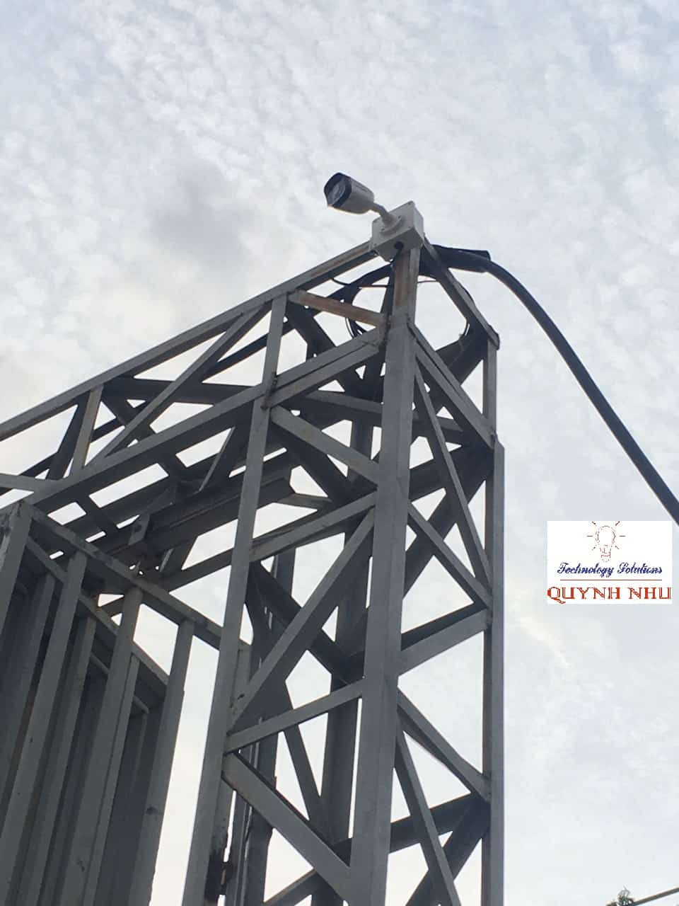 Camera thân trụ lắp trên đỉnh giàn giáo thép cao.