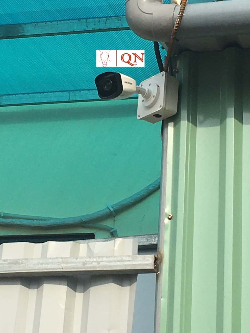 Camera thân trụ lắp góc tường container văn phòng công trình.