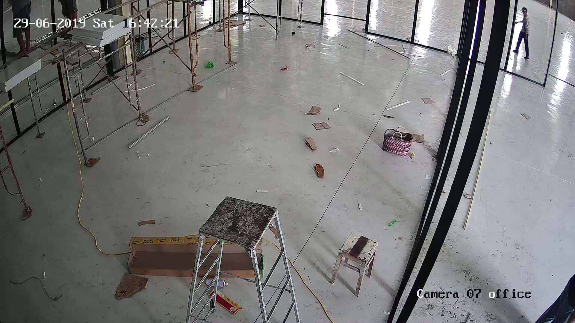 KTV hướng dẫn khách hàng sử dụng phần mềm xem camera qua điện thoại.