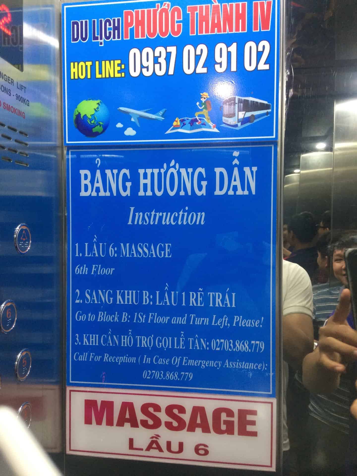 Cầu thang inox dẫn lên khu vực mái tôn, nơi lắp đặt hệ thống camera.