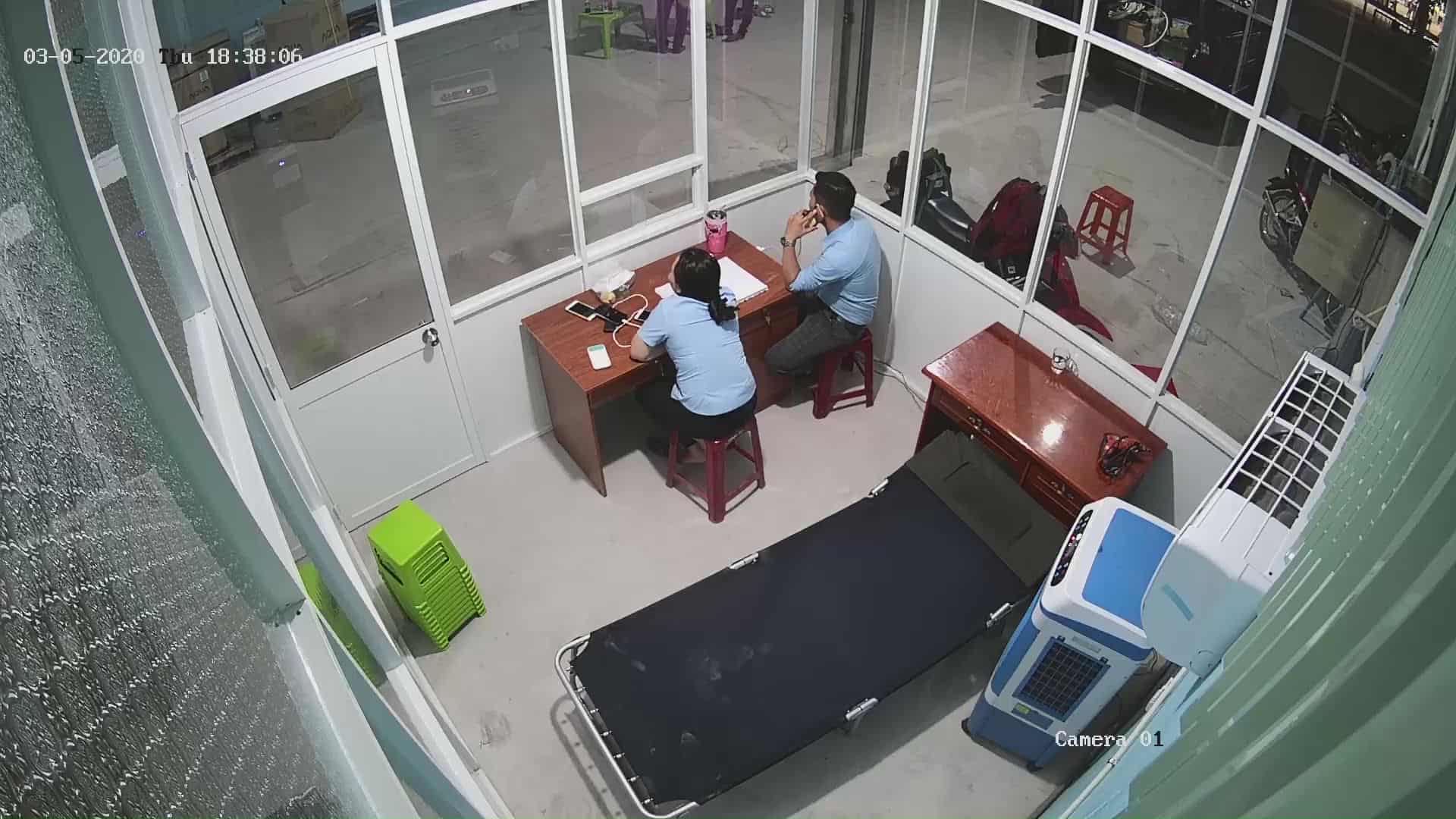 KTV Quỳnh Như Solutions trên thang cấu hình màn hình giám sát trong nhà xưởng.