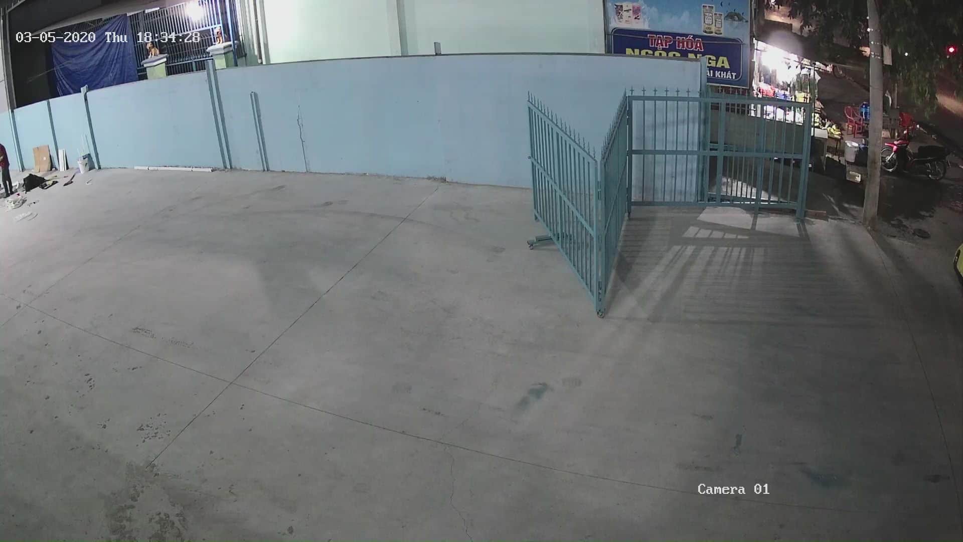 Toàn cảnh nhà kho chứa nội thất thành phẩm từ camera góc rộng.