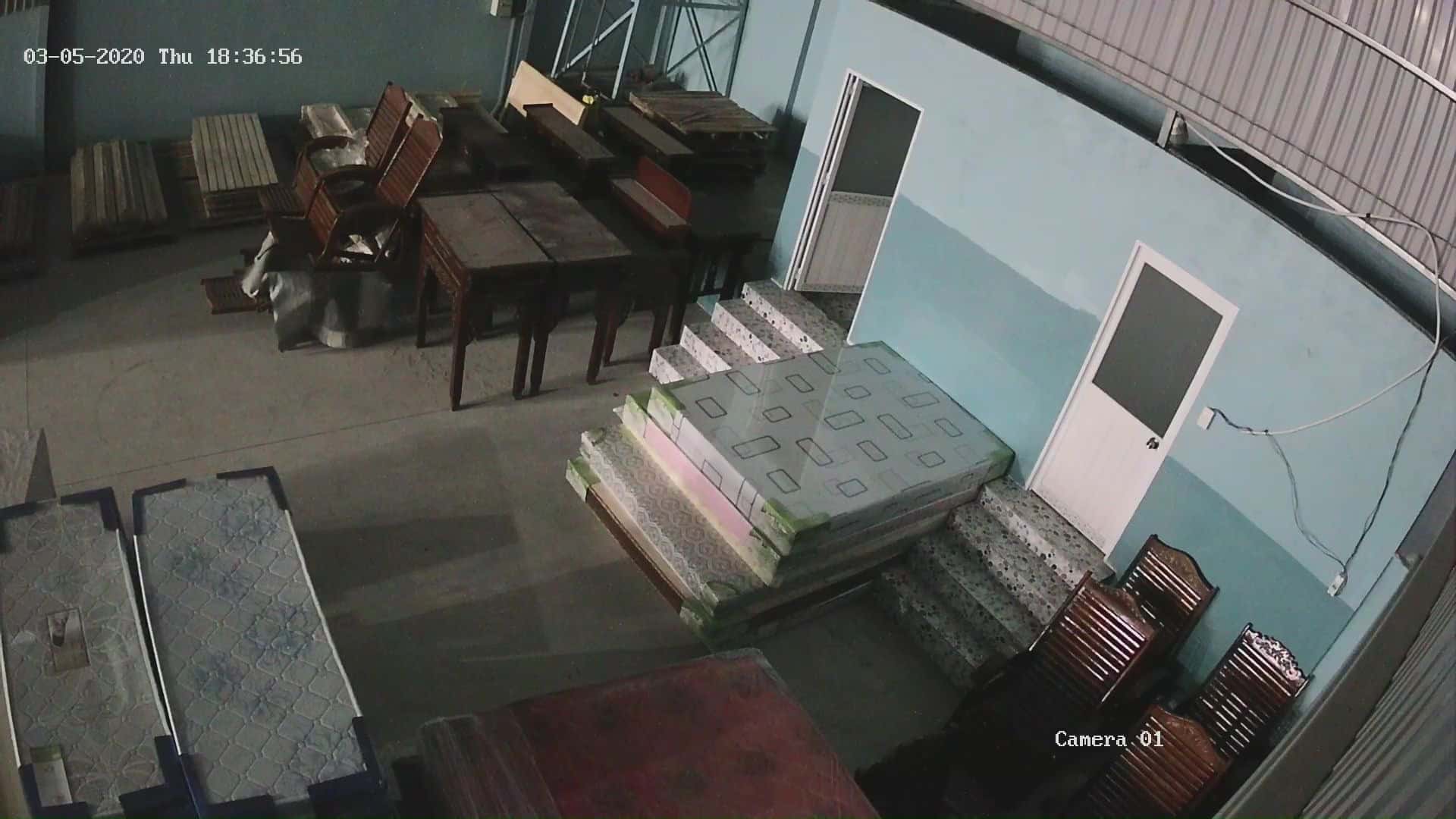 Hình ảnh camera ghi nhận xe công ty đậu trong sân, nhân viên di chuyển qua lại.