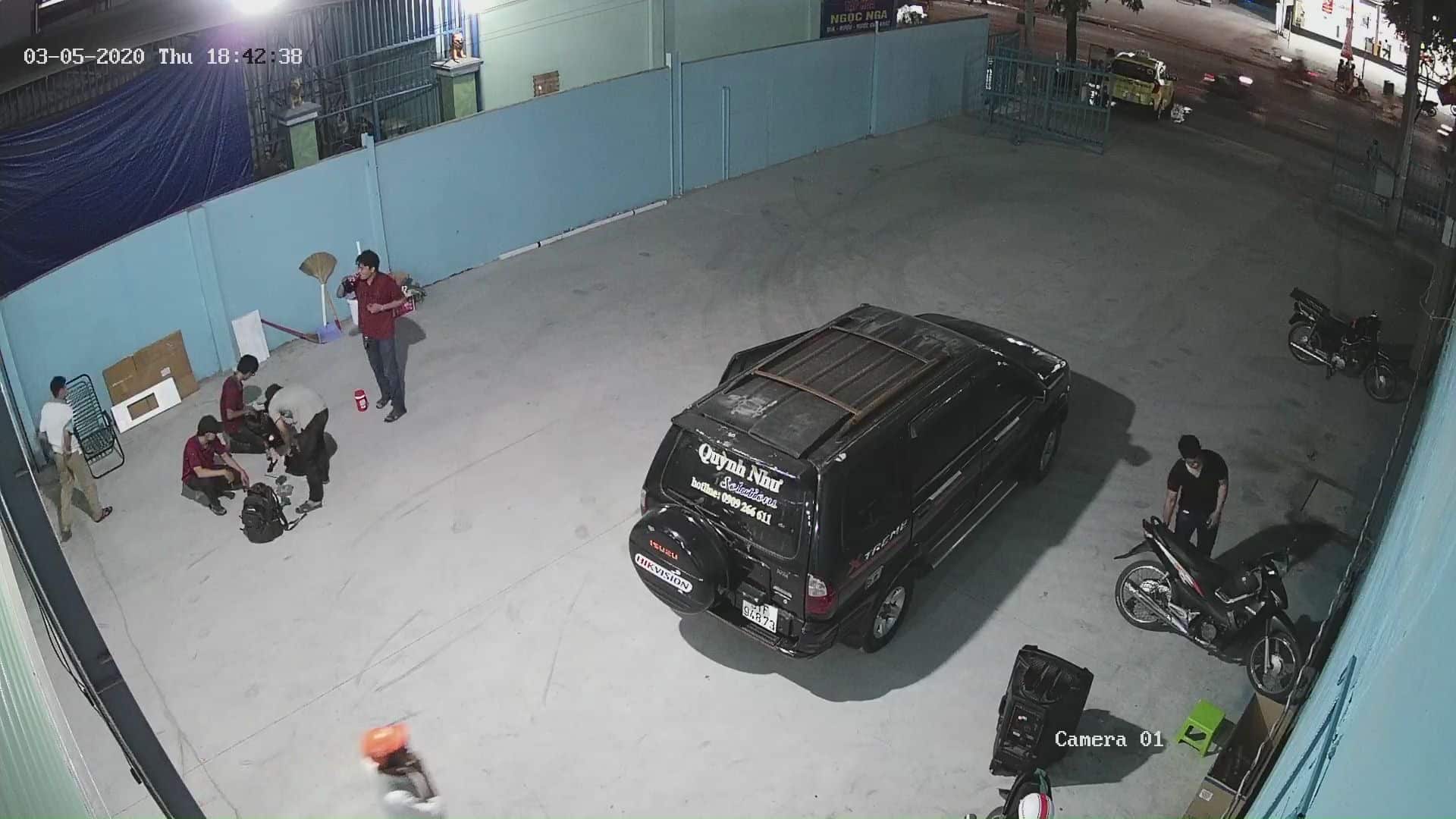 Hình ảnh camera ghi nhận khu vực chứa bàn ghế và nệm thành phẩm trong xưởng.