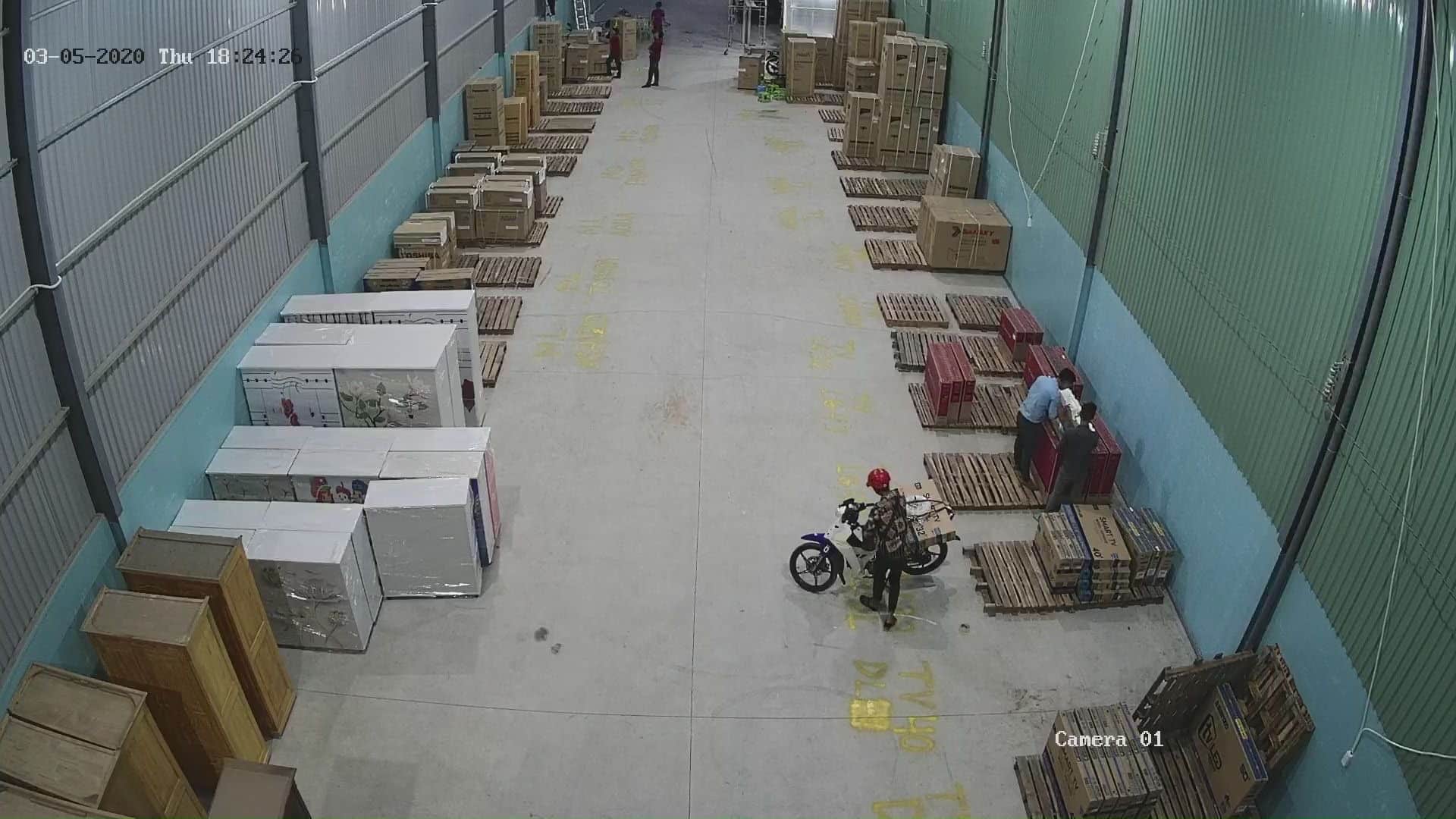 Hình ảnh camera ghi nhận khu vực kho chứa hàng hóa, vật tư của công ty.