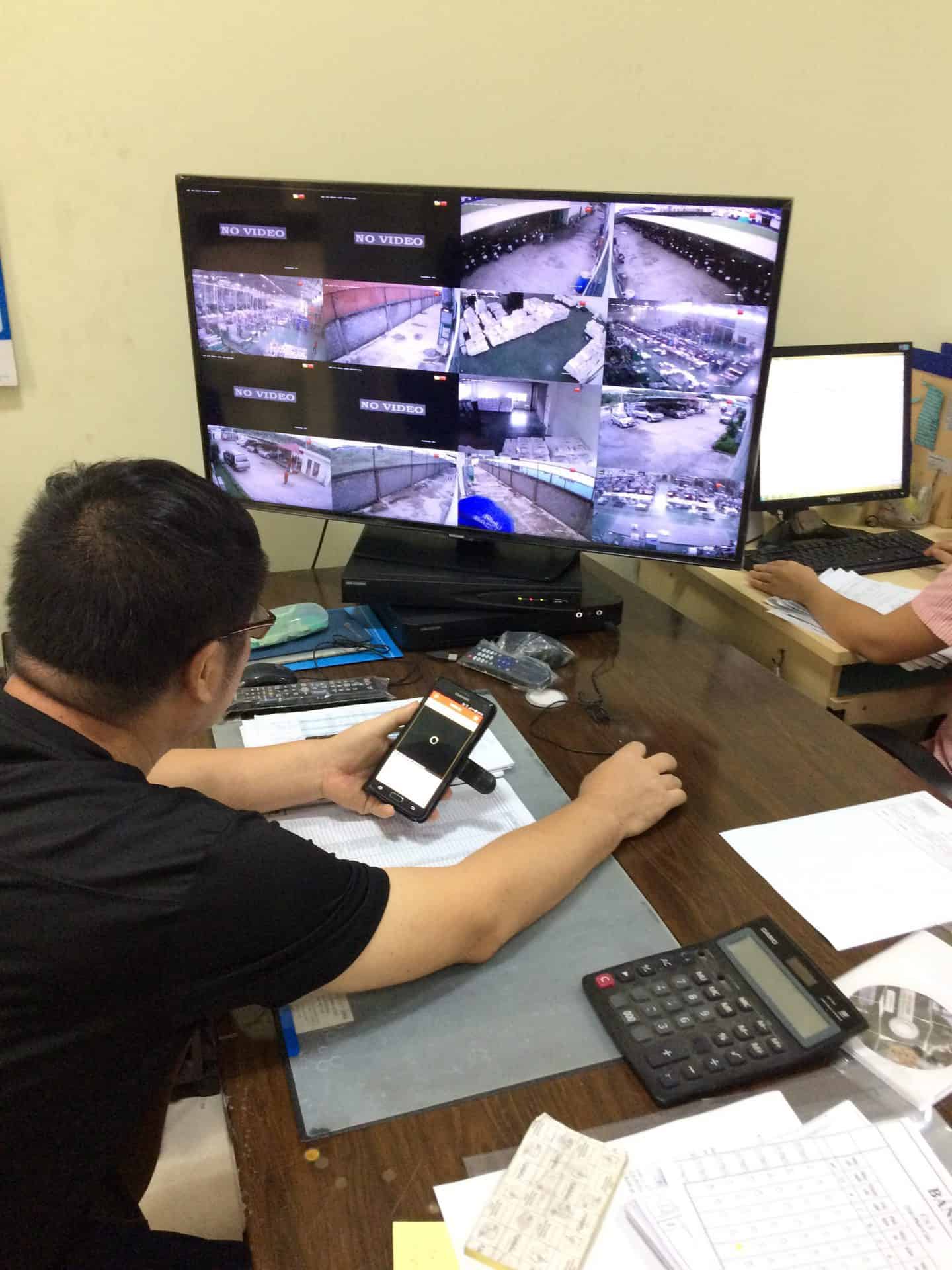 Camera ghi nhận khu vực nhà xưởng đang thi công, giàn giáo và vật liệu xây dựng.