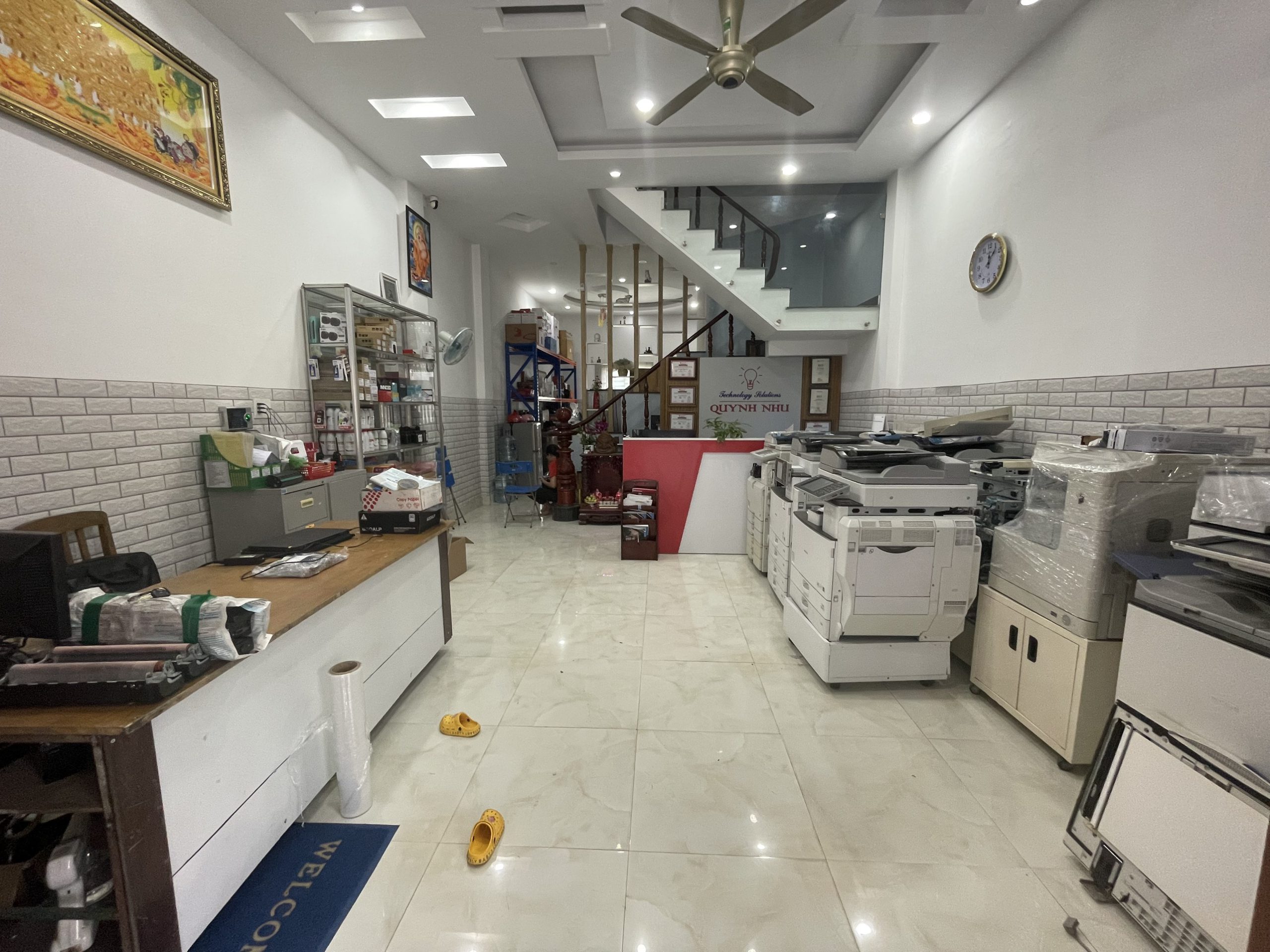 Poster tuyển dụng KTV CNTT, Điện Tử, Viễn Thông Quỳnh Như Solutions.