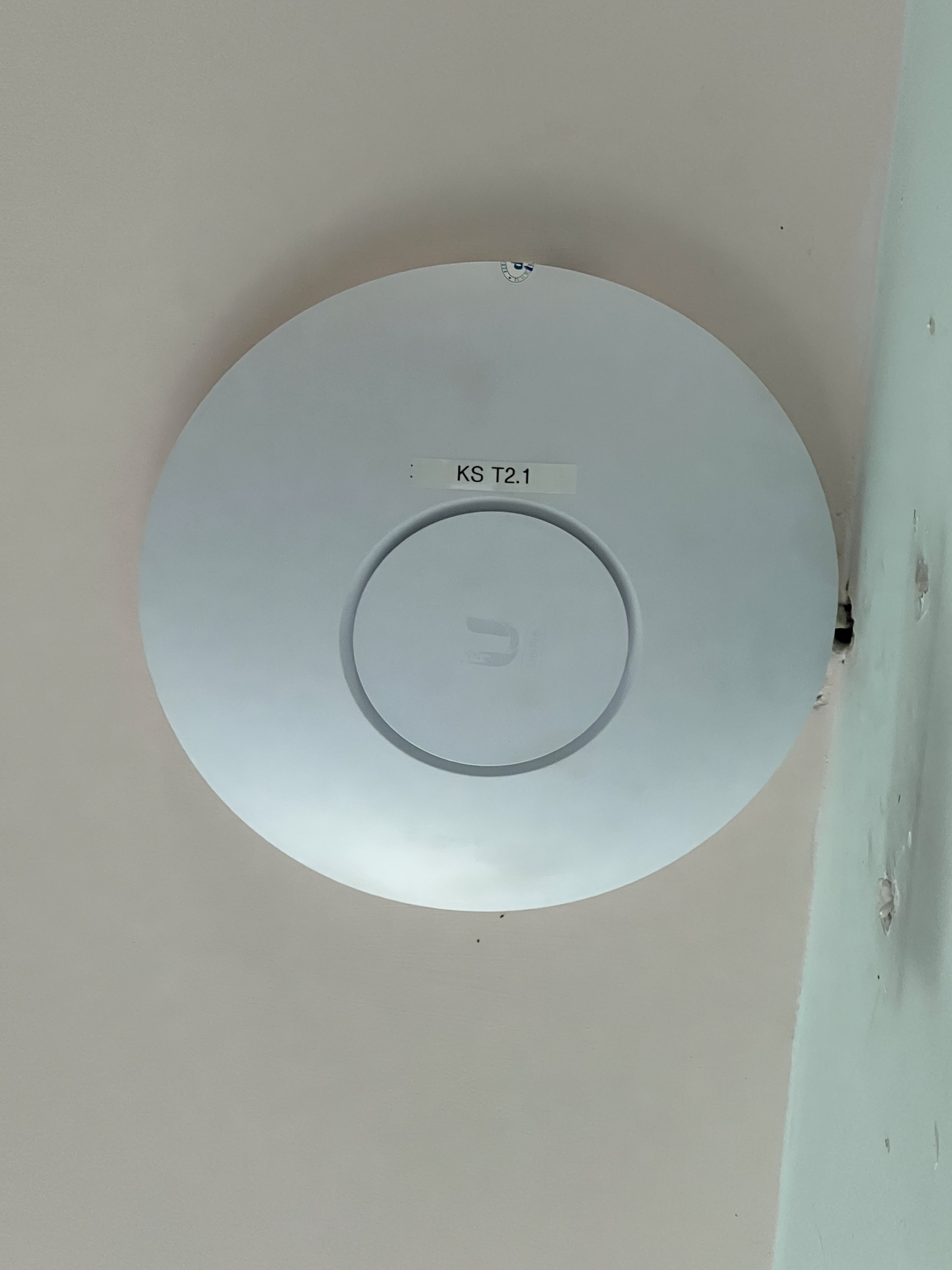 Access Point dán nhãn KS T2.1 lắp trên trần.