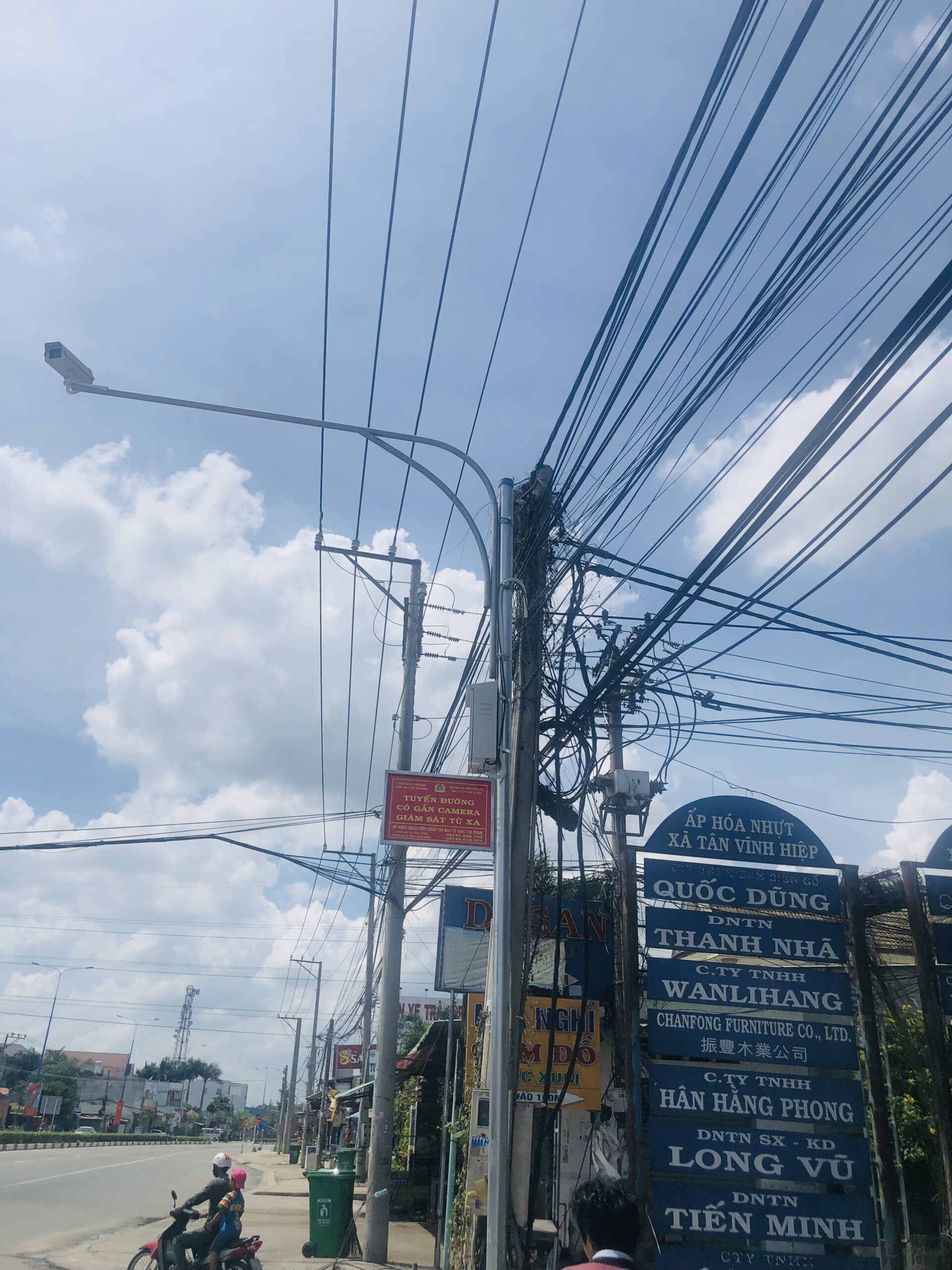 Camera an ninh và biển báo giám sát lắp gần khu vực Ấp Hòa Nhứt, xã Tân Vĩnh Hiệp.