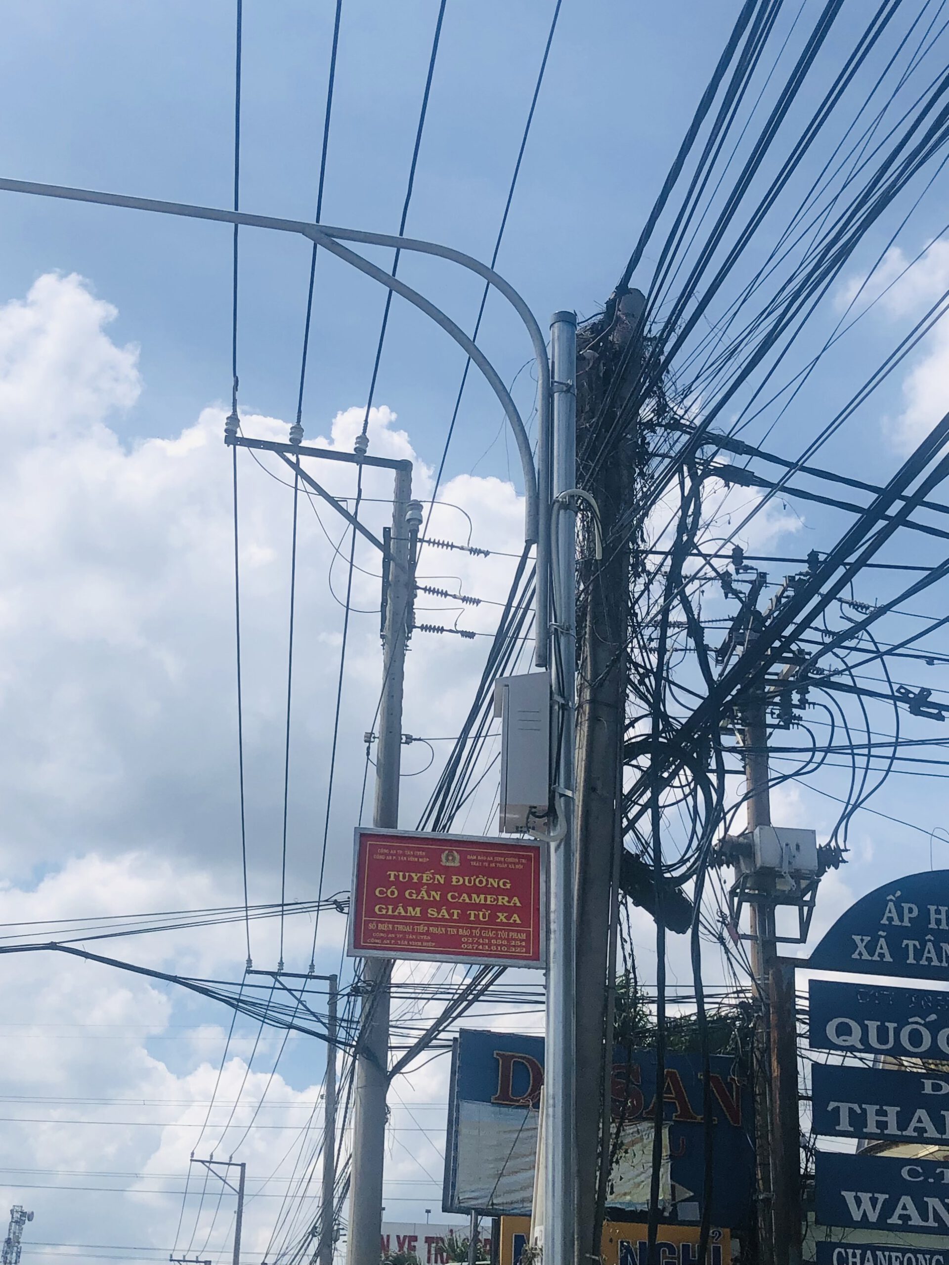 Cận cảnh camera và biển báo giám sát khu vực Ấp Hòa Nhứt.