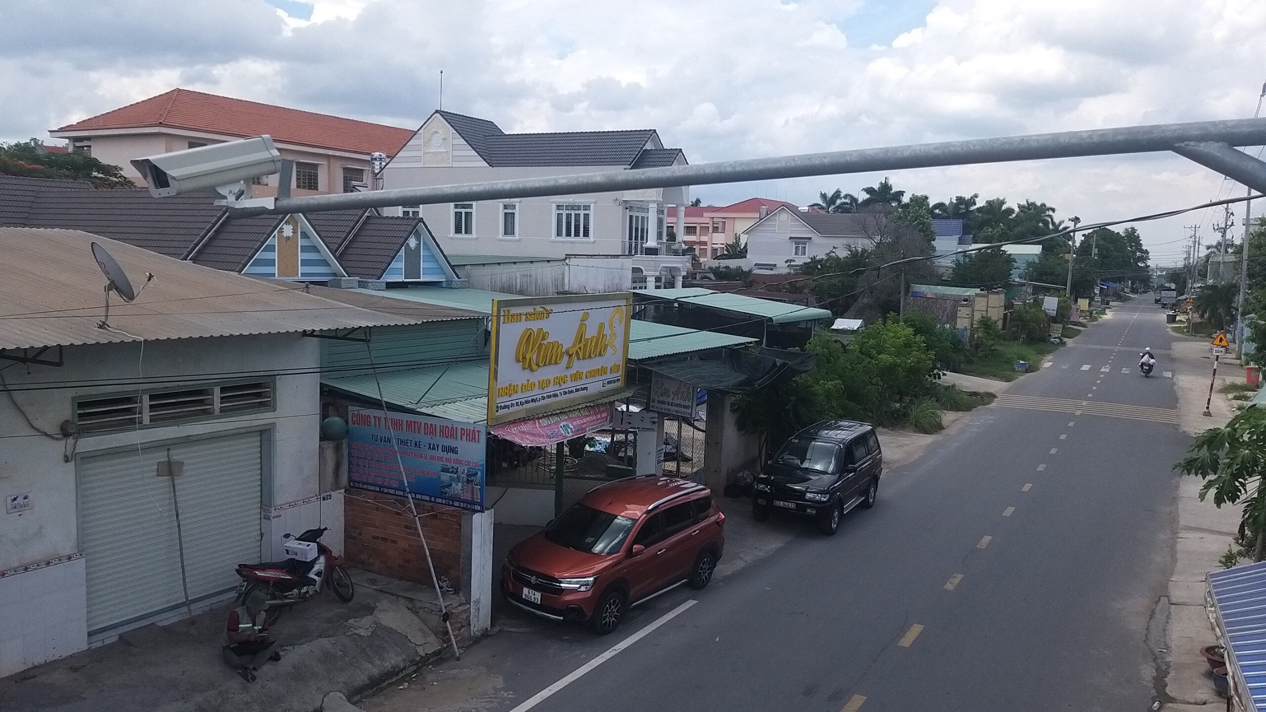 Góc nhìn từ trên cao xuống tuyến đường nơi lắp đặt cần camera.