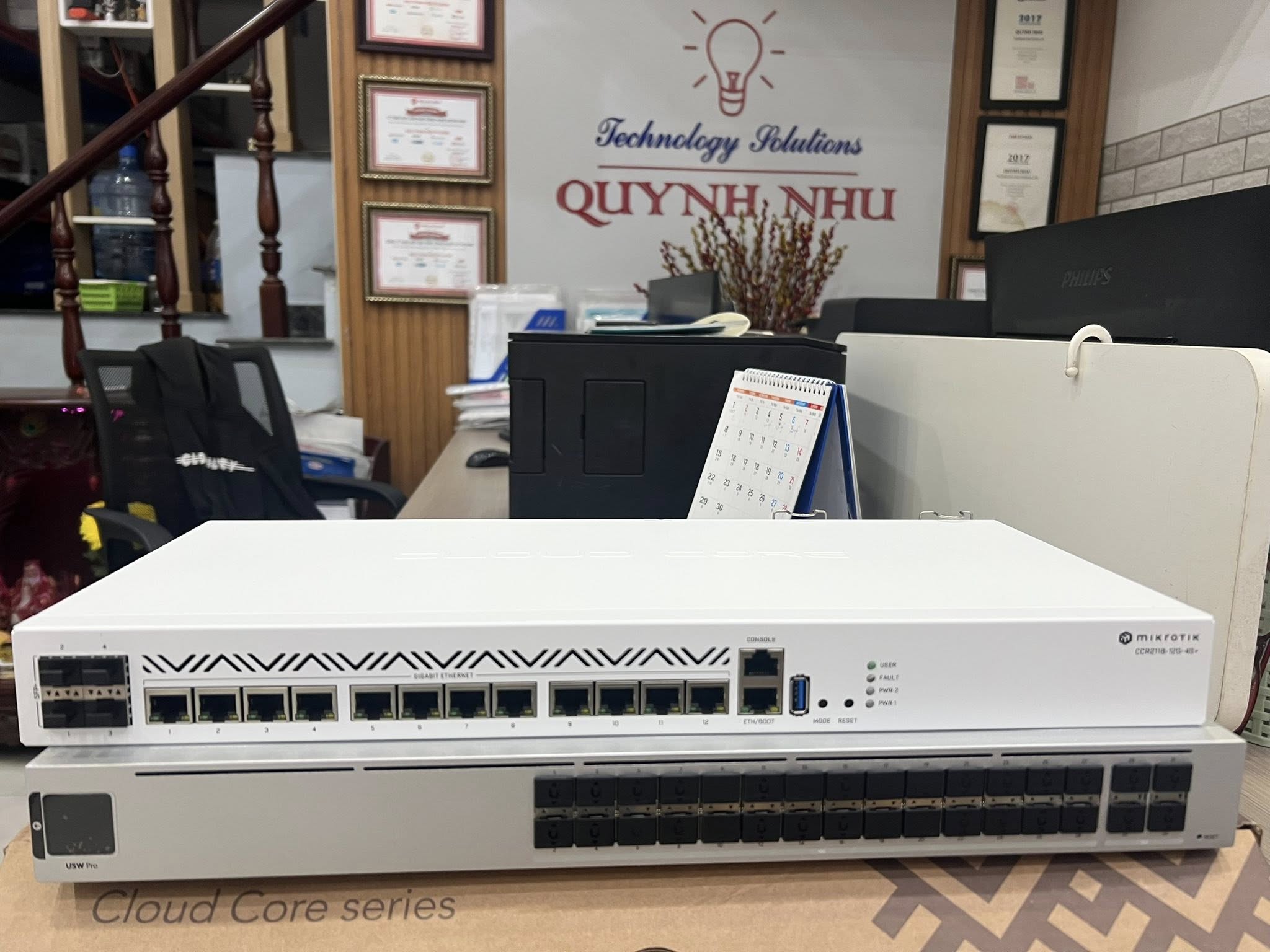 Router MikroTik Cloud Core và switch quang đặt tại văn phòng.