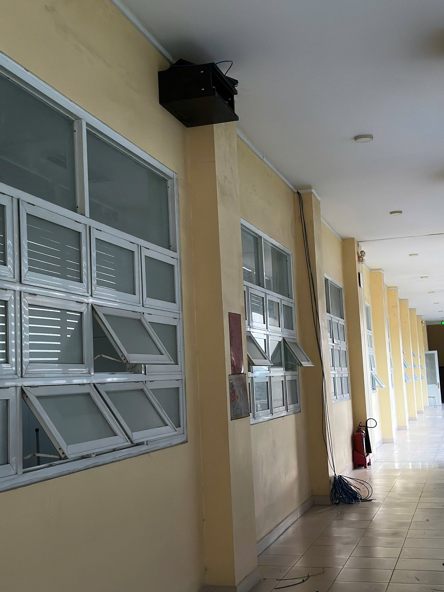 Access Point lắp trên trần hành lang giảng đường.