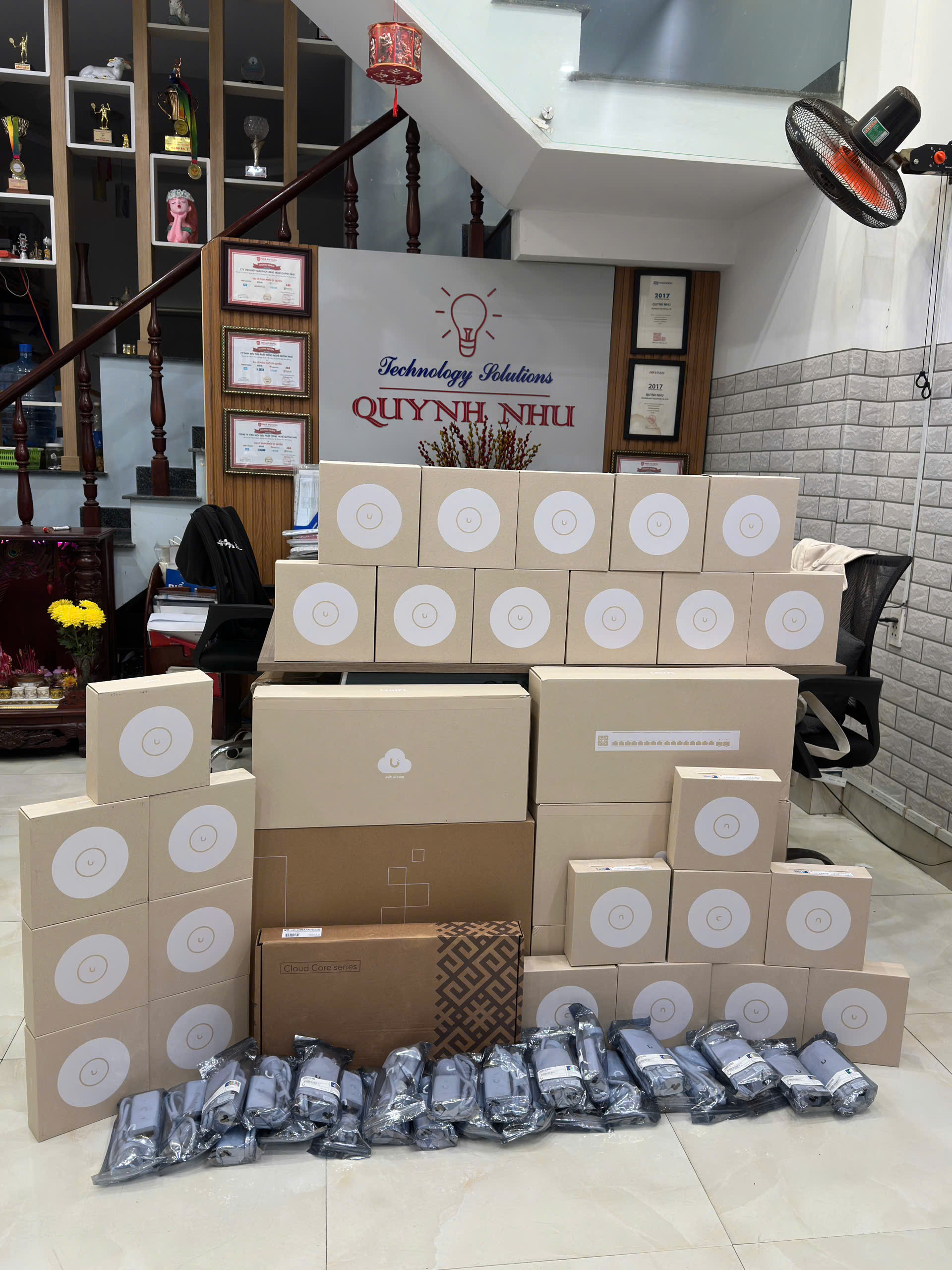 Lô thiết bị Access Point và cáp mạng tập kết tại văn phòng chuẩn bị thi công.