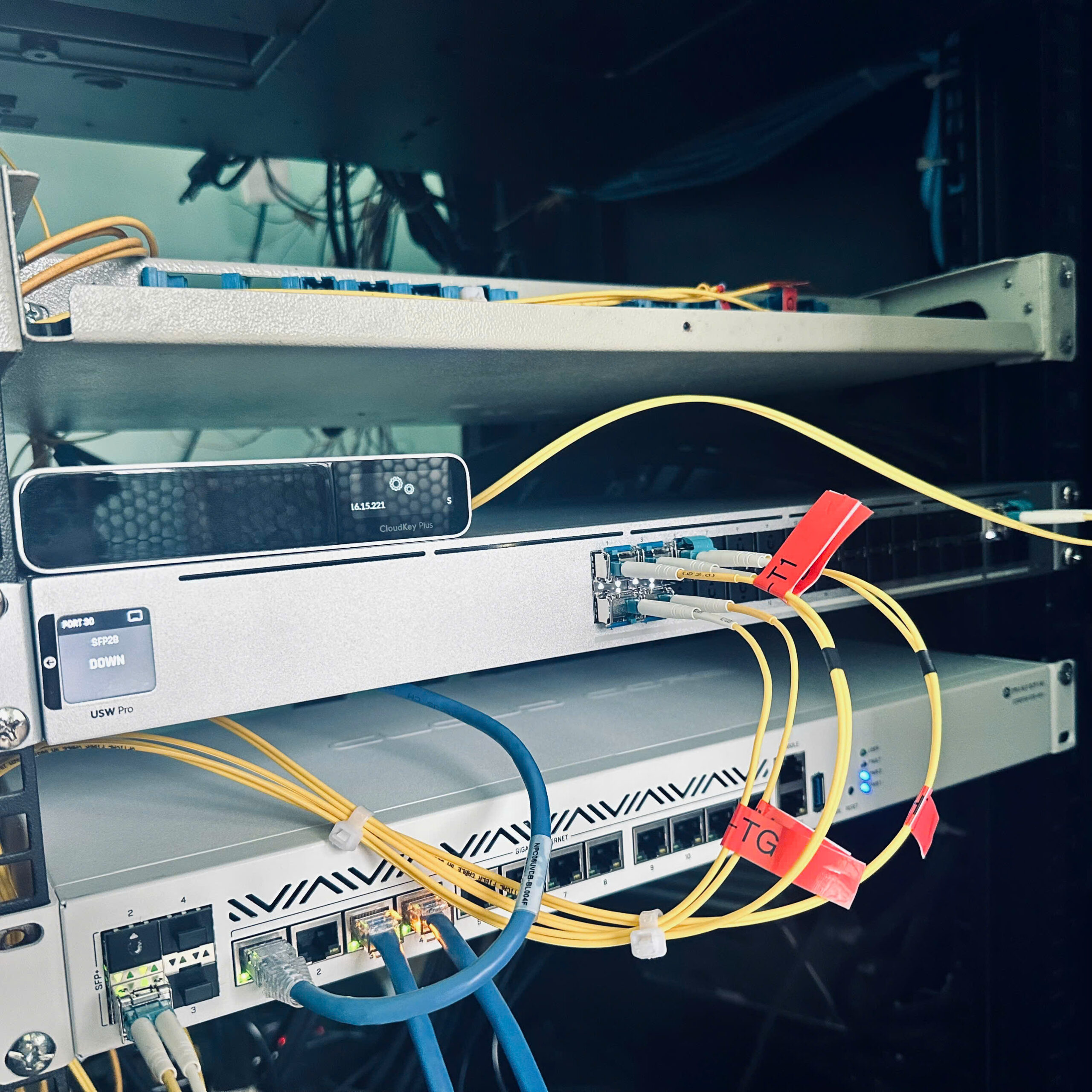 Switch Ubiquiti USW Pro đấu nối trong tủ rack, cáp dán nhãn khu vực.