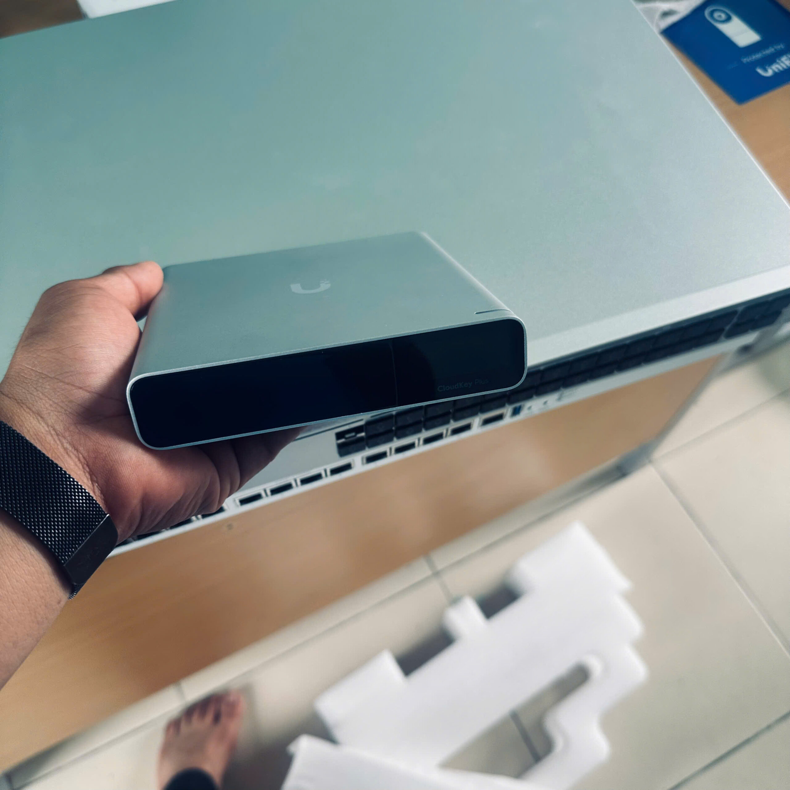 KTV kiểm tra thiết bị Ubiquiti vừa khui hộp.