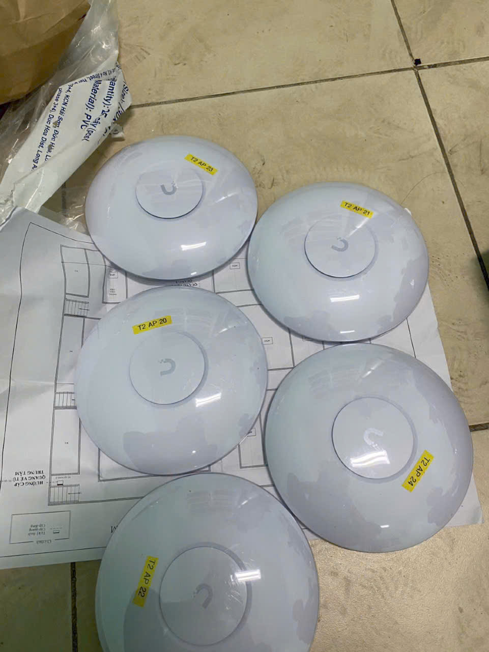 5 Access Point dán nhãn số phòng đặt trên sơ đồ mặt bằng.