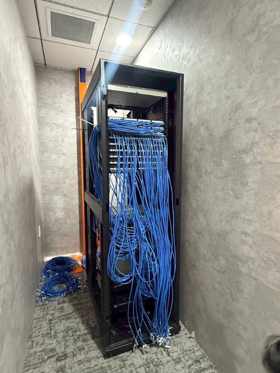 Tủ rack mạng đang trong quá trình đấu nối cáp tại phòng kỹ thuật.