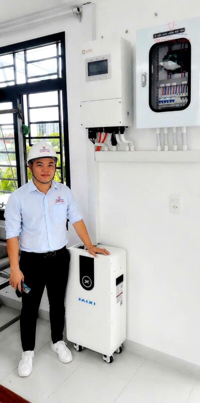 Thi Công Hệ Thống Điện Mặt Trời Mái Nhà Hybrid 6kW & Pin Lithium 16kW | QNS Solar - QNS Solar Quỳnh Như