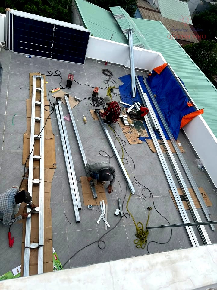 Thi Công Hệ Thống Điện Mặt Trời Mái Nhà Hybrid 6kW & Pin Lithium 16kW | QNS Solar - QNS Solar