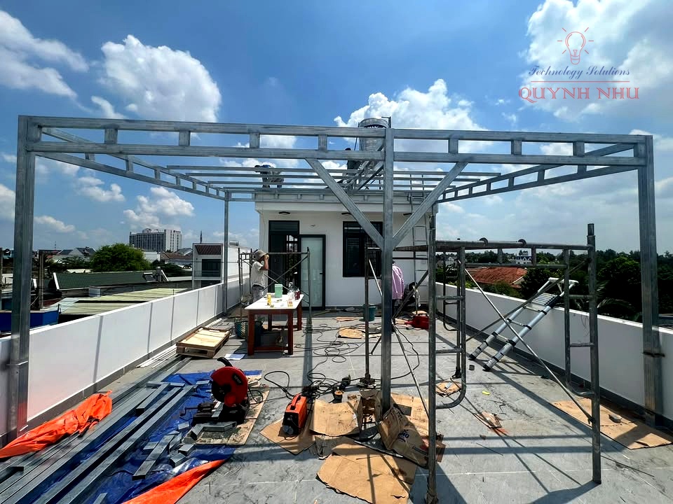Thi Công Hệ Thống Điện Mặt Trời Mái Nhà Hybrid 6kW & Pin Lithium 16kW | QNS Solar - QNS Solar
