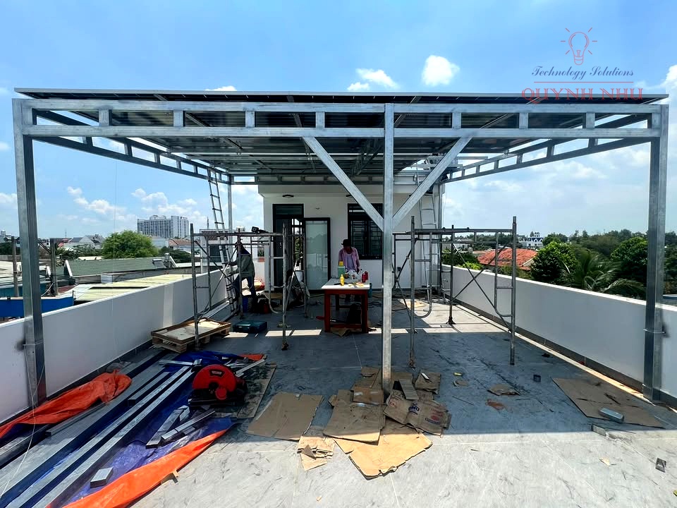 Thi Công Hệ Thống Điện Mặt Trời Mái Nhà Hybrid 6kW & Pin Lithium 16kW | QNS Solar - QNS Solar