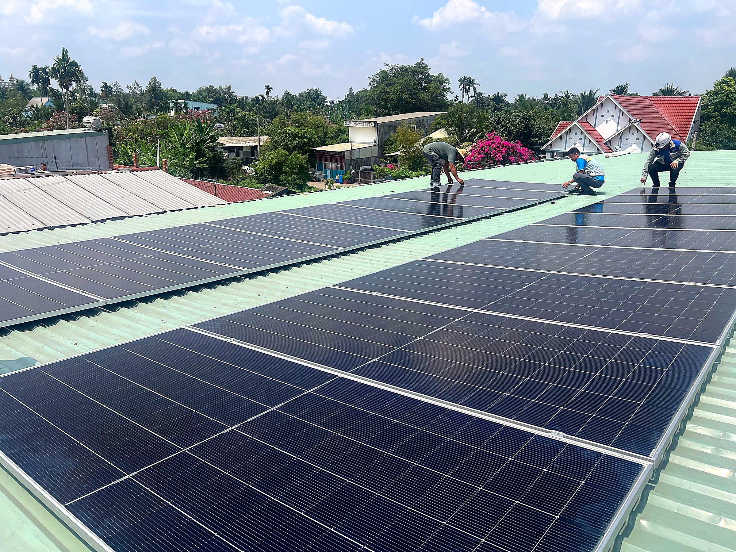 Lắp đặt giàn pin mặt trời JA Solar 635Wp trên mái tôn xưởng Thắng Cảnh Việt QNS Solar