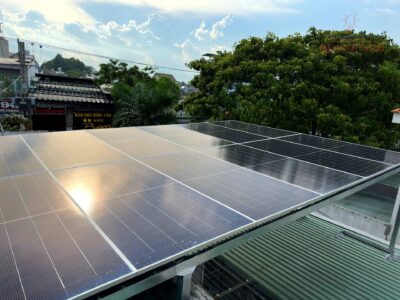 Giàn 20 tấm pin JA Solar 630Wp đón trọn ánh nắng rực rỡ trên mái nhà.