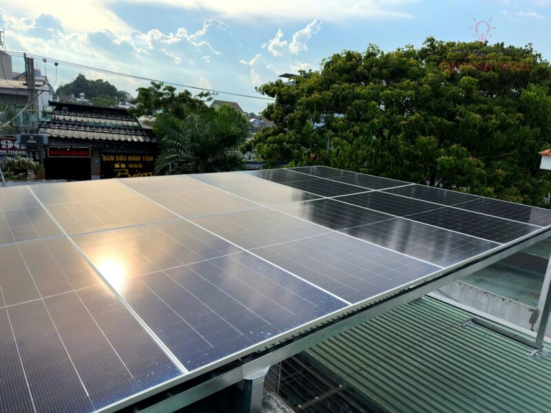 Giàn 20 tấm pin JA Solar 630Wp đón trọn ánh nắng rực rỡ trên mái nhà.