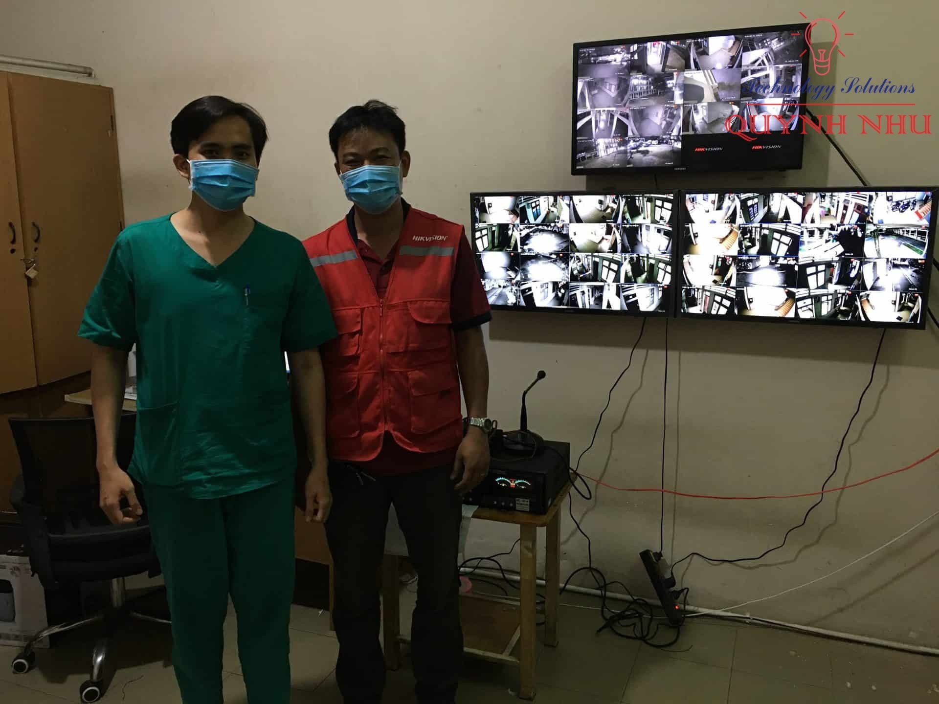 KTV cùng nhân viên y tế tại phòng điều khiển trung tâm, giám sát camera.
