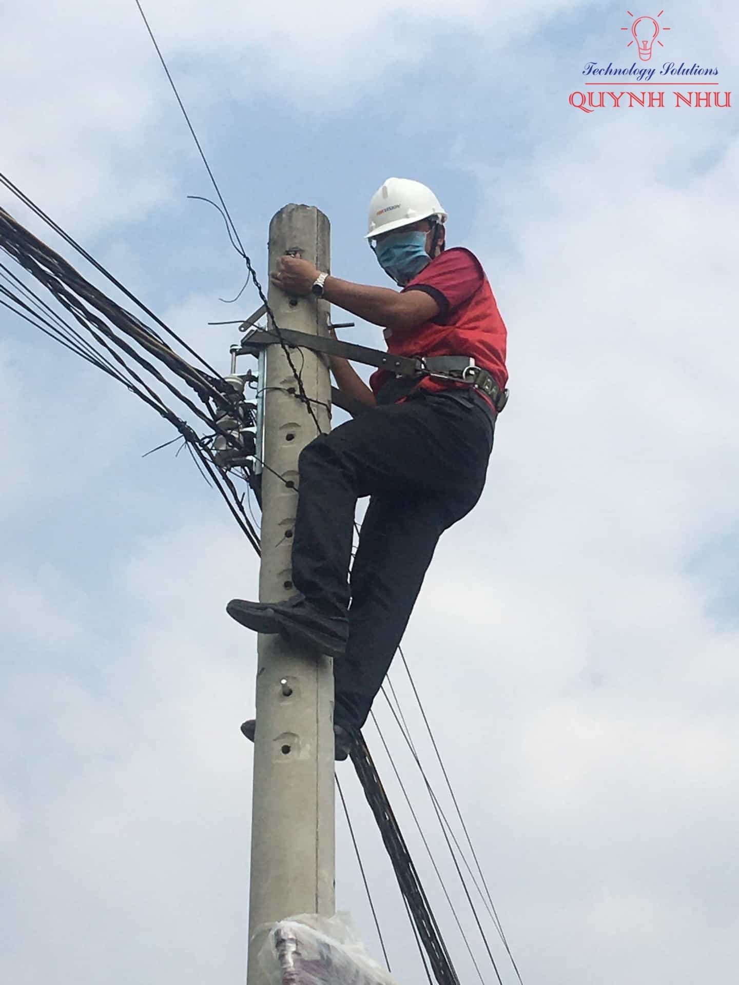 KTV leo cột điện, đấu nối dây tín hiệu camera an ninh khu cách ly.