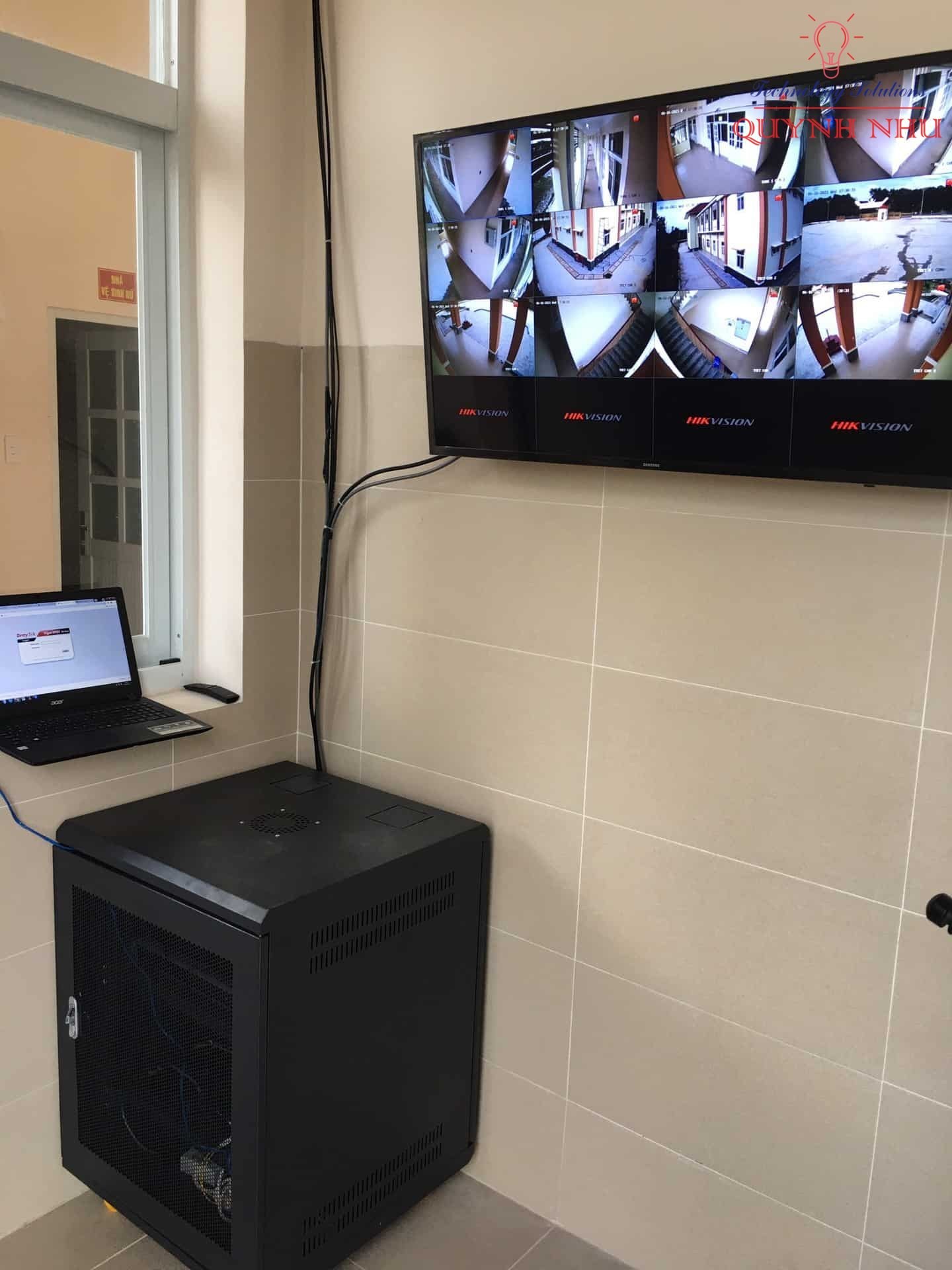 Đội ngũ KTV Quỳnh Như Solutions đi cáp mạng và lắp đặt thiết bị tận nơi.