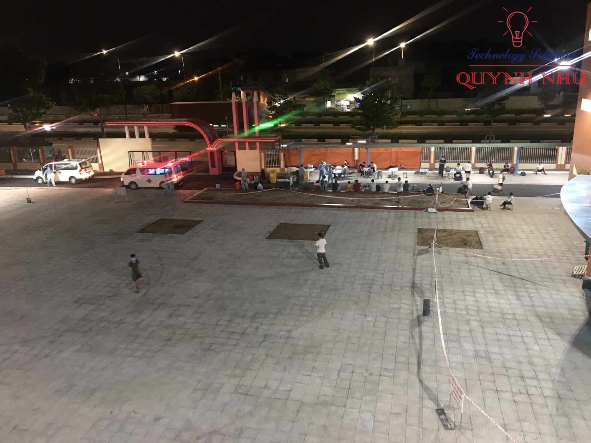 Đội ngũ KTV Quỳnh Như Solutions đi cáp mạng và lắp đặt thiết bị tận nơi.