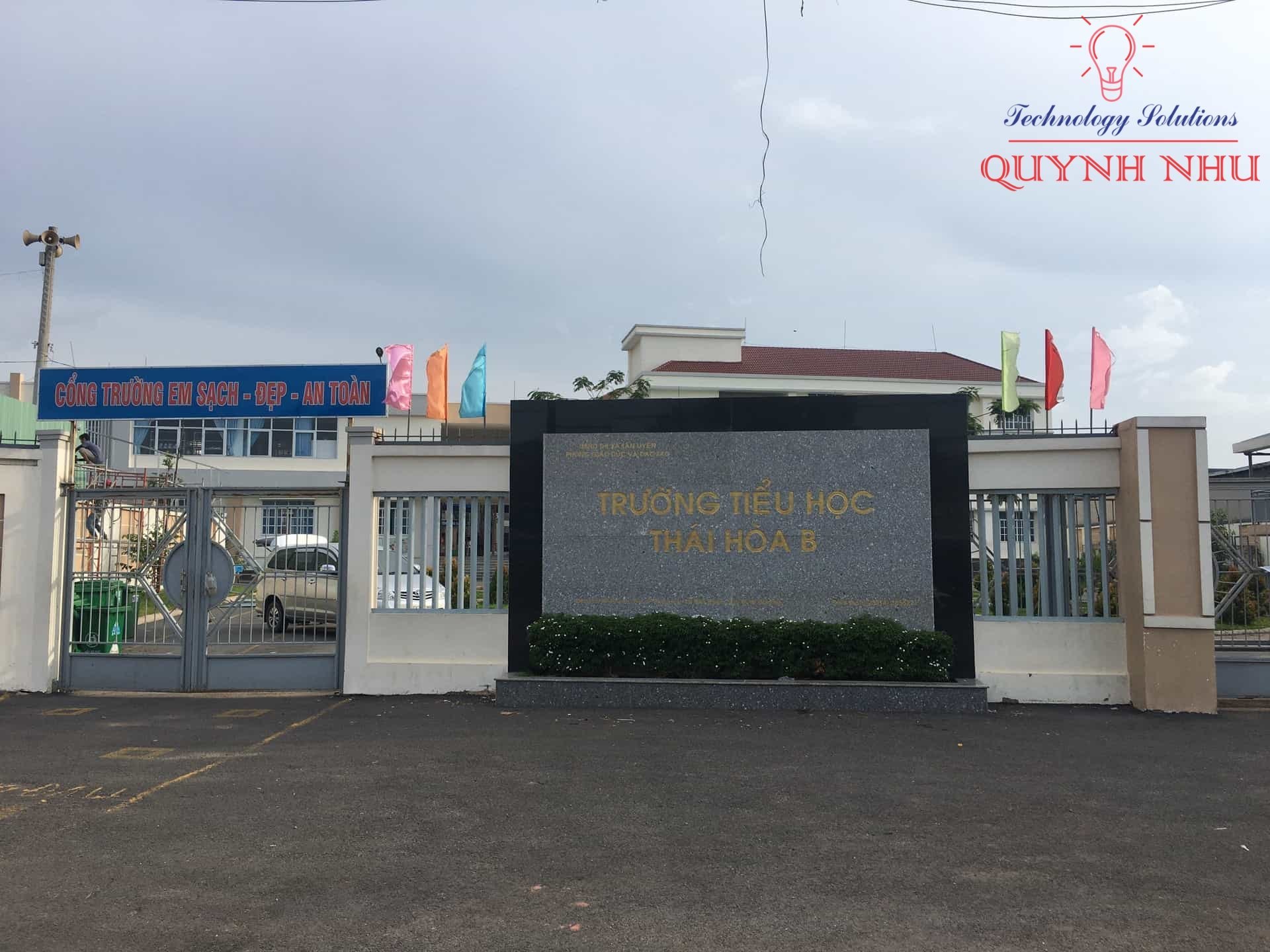 Đội ngũ KTV Quỳnh Như Solutions đi cáp mạng và lắp đặt thiết bị tận nơi.
