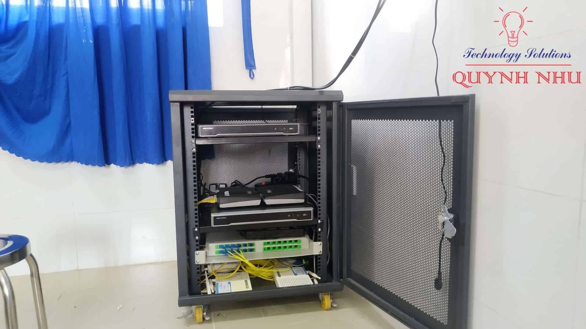 Đội ngũ KTV Quỳnh Như Solutions đi cáp mạng và lắp đặt thiết bị tận nơi.