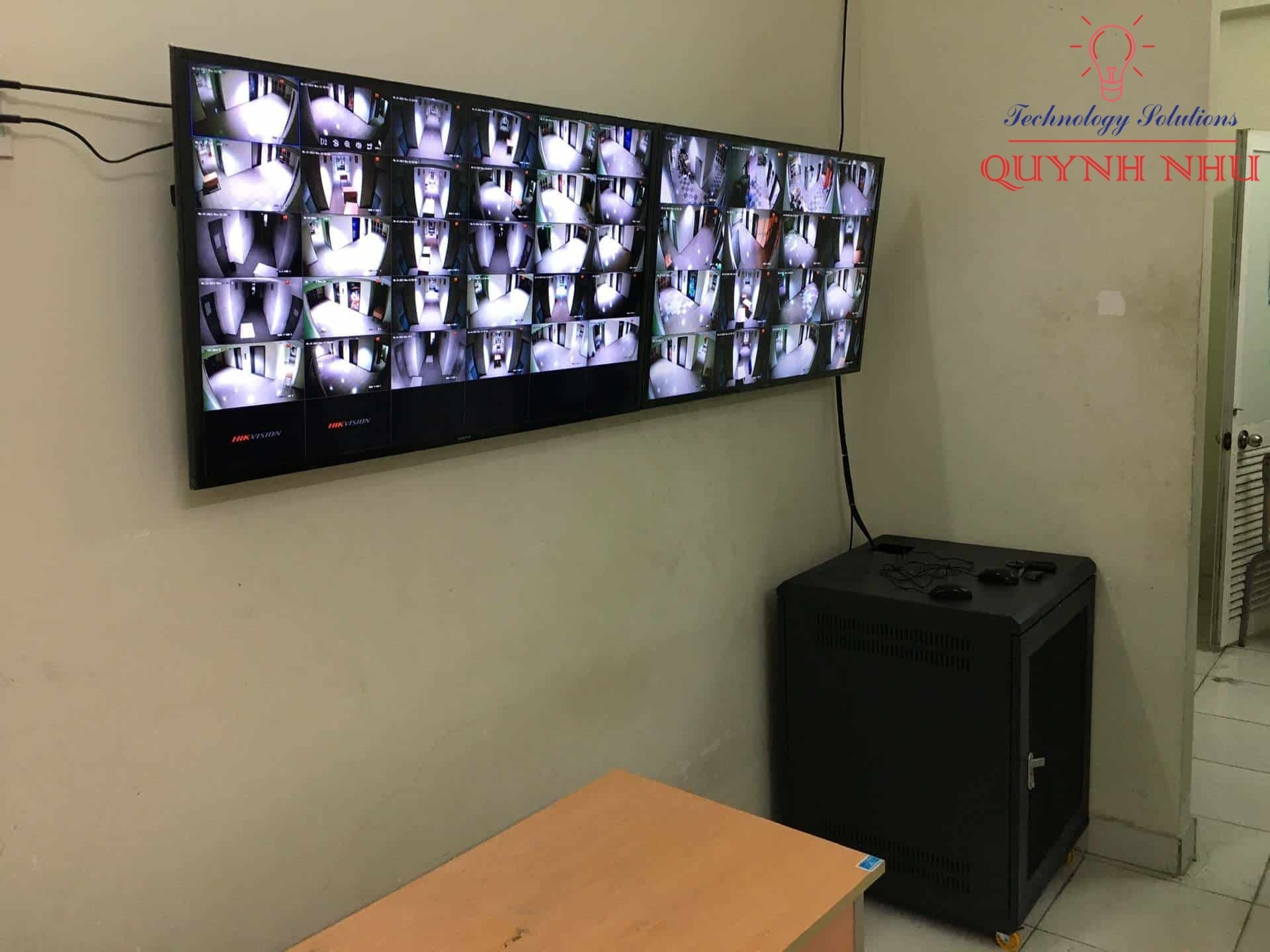 Đội ngũ KTV Quỳnh Như Solutions đi cáp mạng và lắp đặt thiết bị tận nơi.