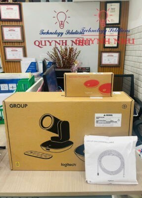 Hộp sản phẩm Logitech Group nguyên seal cùng phụ kiện micro mở rộng và dây cáp kết nối.