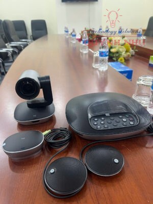 Bộ thiết bị Logitech Group đầy đủ sau khi khui hộp.