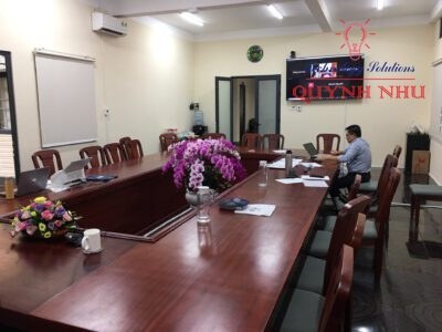 KTV kiểm tra vận hành hệ thống họp trực tuyến thực tế tại phòng họp khách hàng.