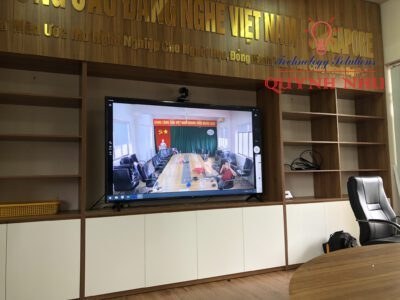 Camera PTZ Logitech Group gắn trên màn hình TV.