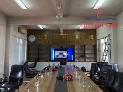 Toàn cảnh phòng họp hoàn thiện, hệ thống Logitech Group đang thực hiện cuộc gọi hội nghị trực tuyến.