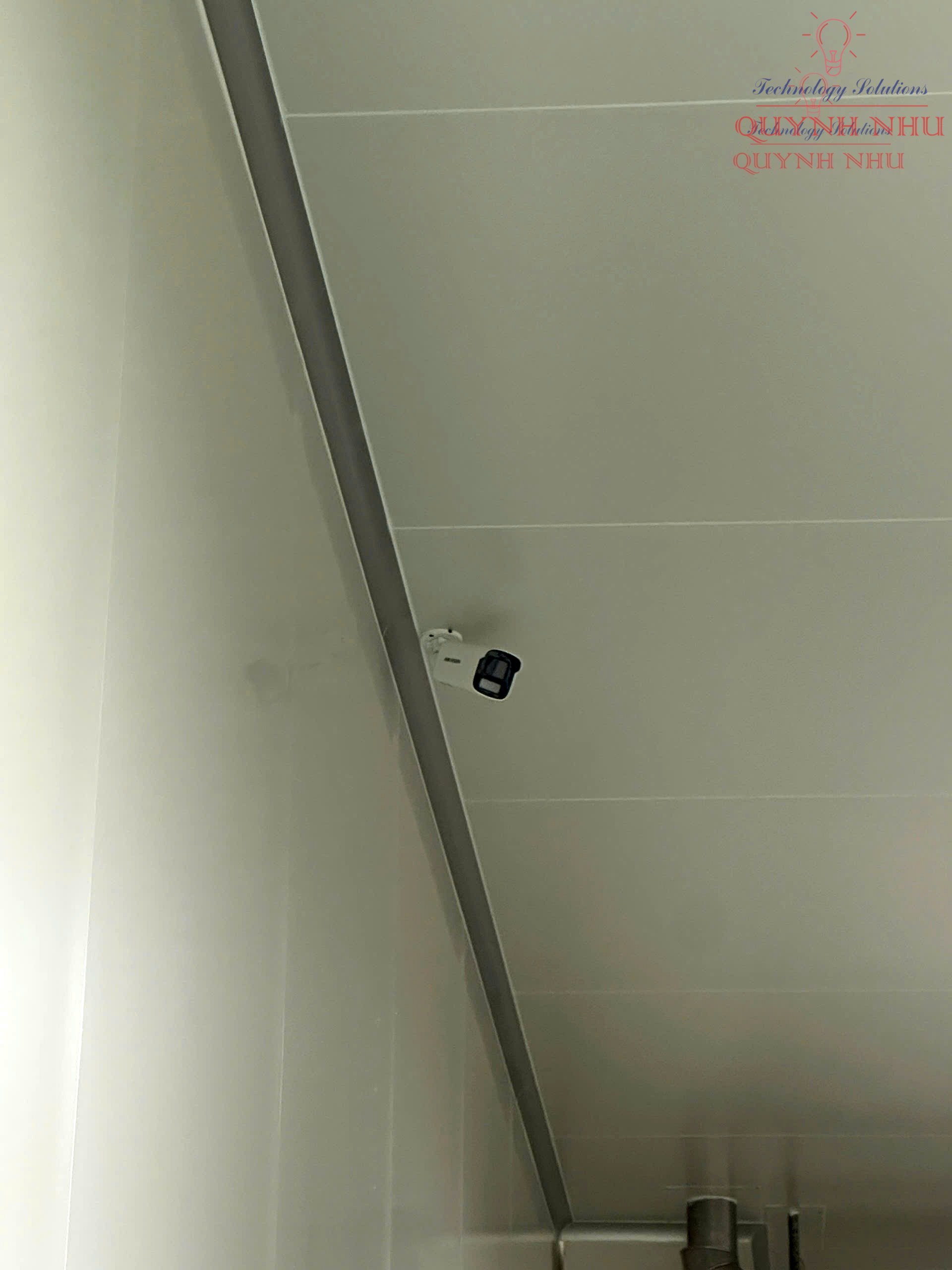 Đội ngũ KTV Quỳnh Như Solutions đi cáp mạng và lắp đặt thiết bị tận nơi.