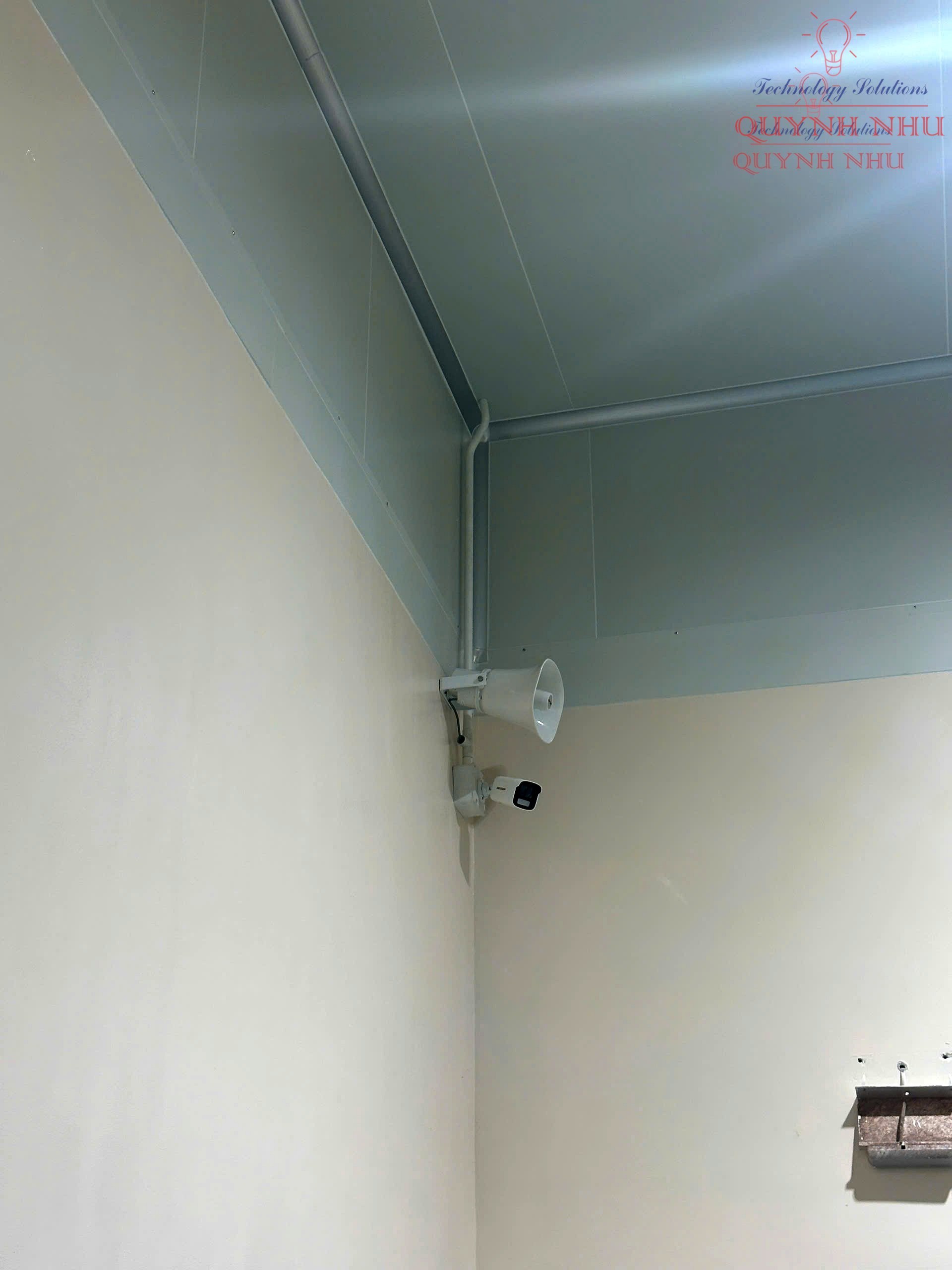Góc quay cao hỗ trợ quan sát bao quát công trình và bãi xe.