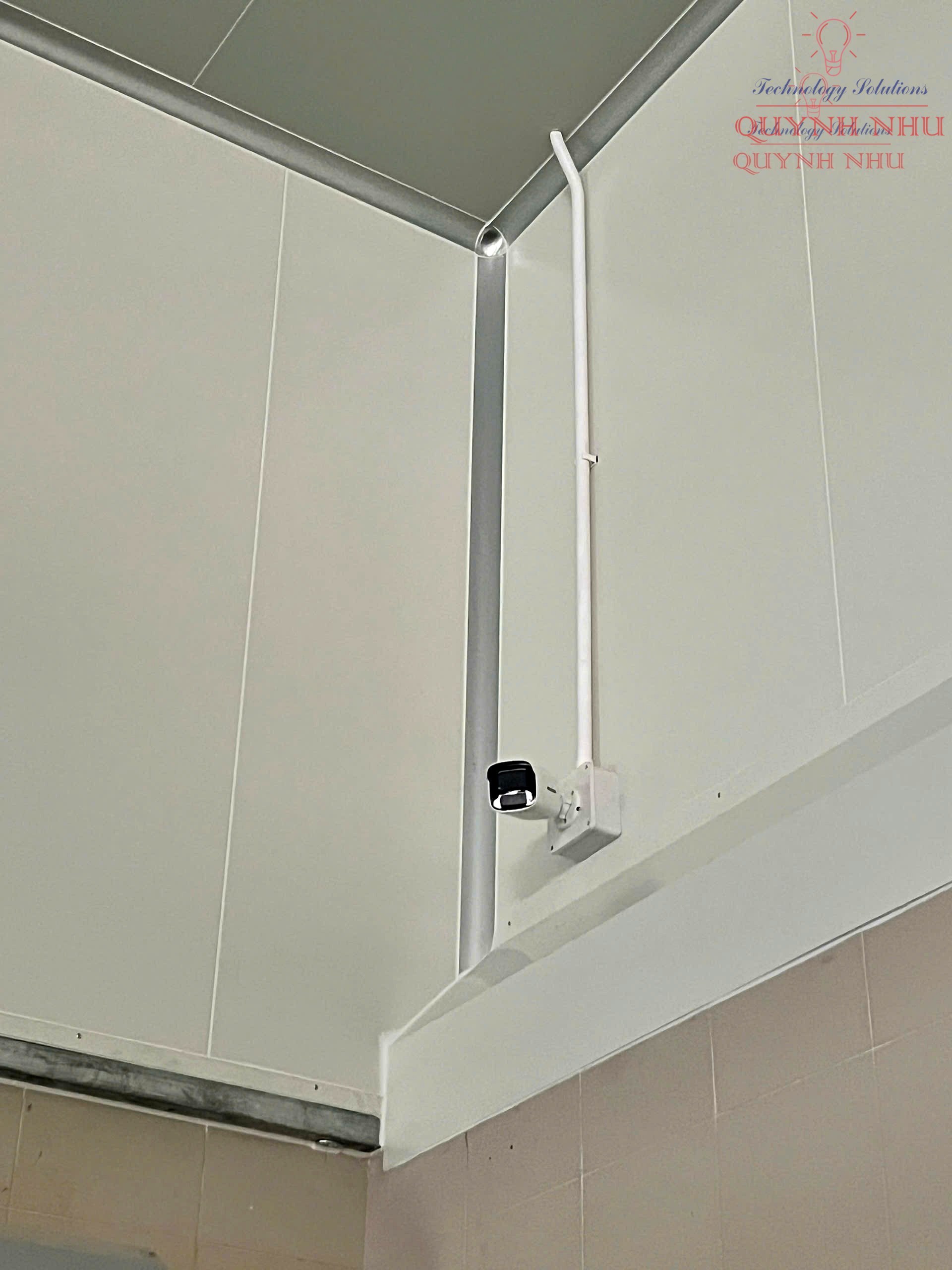 Đội ngũ KTV Quỳnh Như Solutions đi cáp mạng và lắp đặt thiết bị tận nơi.