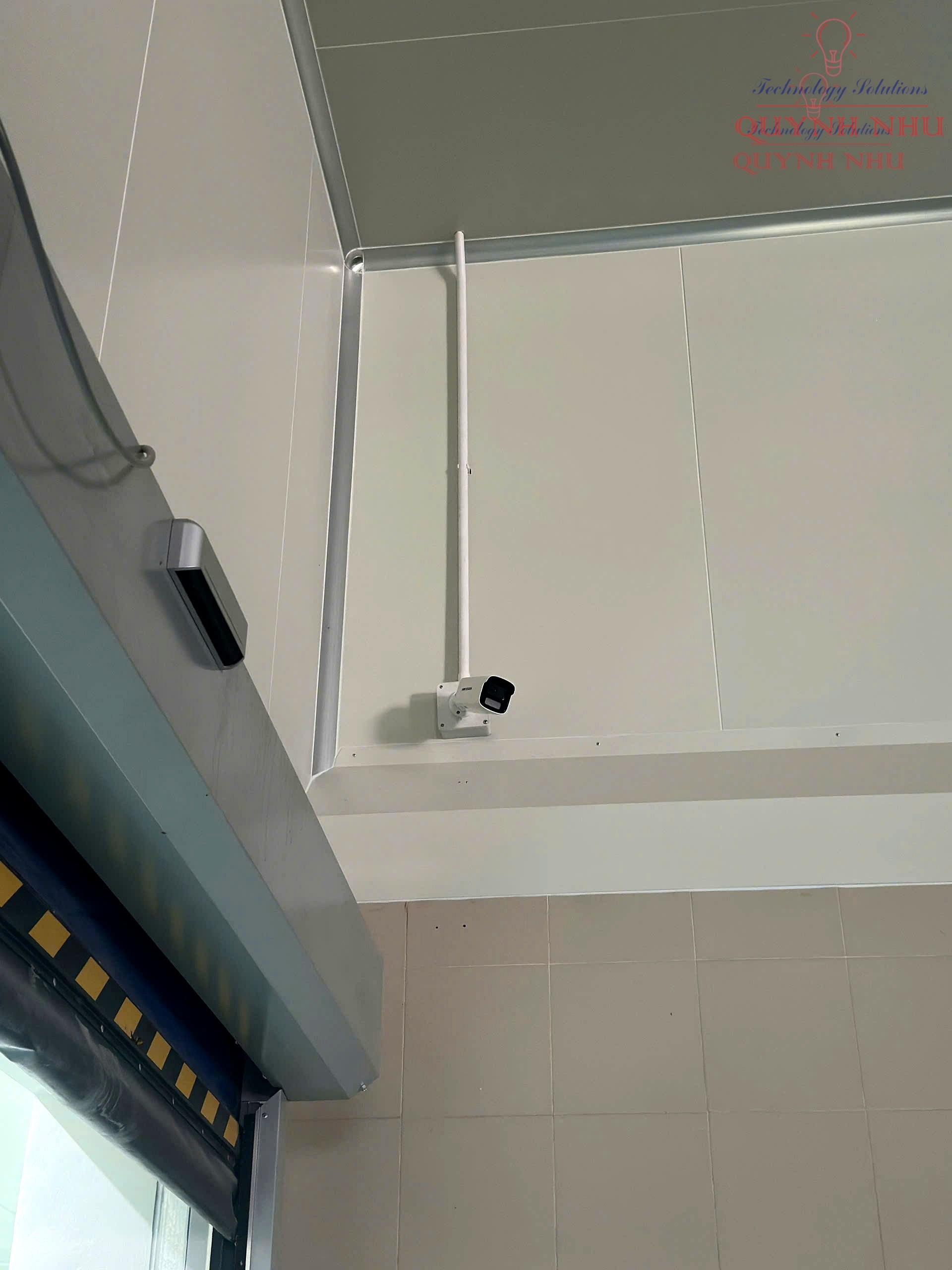 Đội ngũ KTV Quỳnh Như Solutions đi cáp mạng và lắp đặt thiết bị tận nơi.