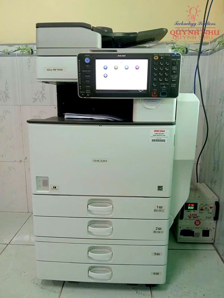 Giàn pin năng lượng mặt trời công suất cao thi công áp mái chắc chắn.