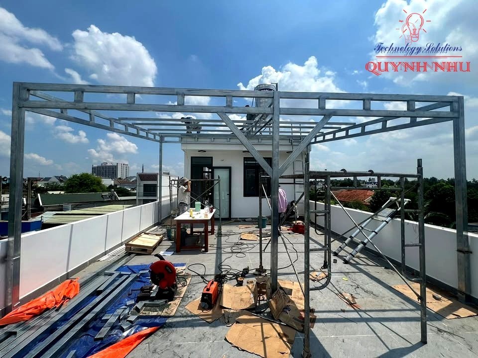 Giàn pin năng lượng mặt trời công suất cao thi công áp mái chắc chắn.