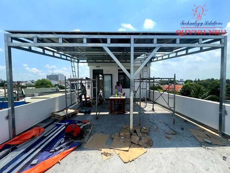 Tủ điện điều khiển AC/DC và biến tần bảo vệ hệ thống vận hành an toàn.