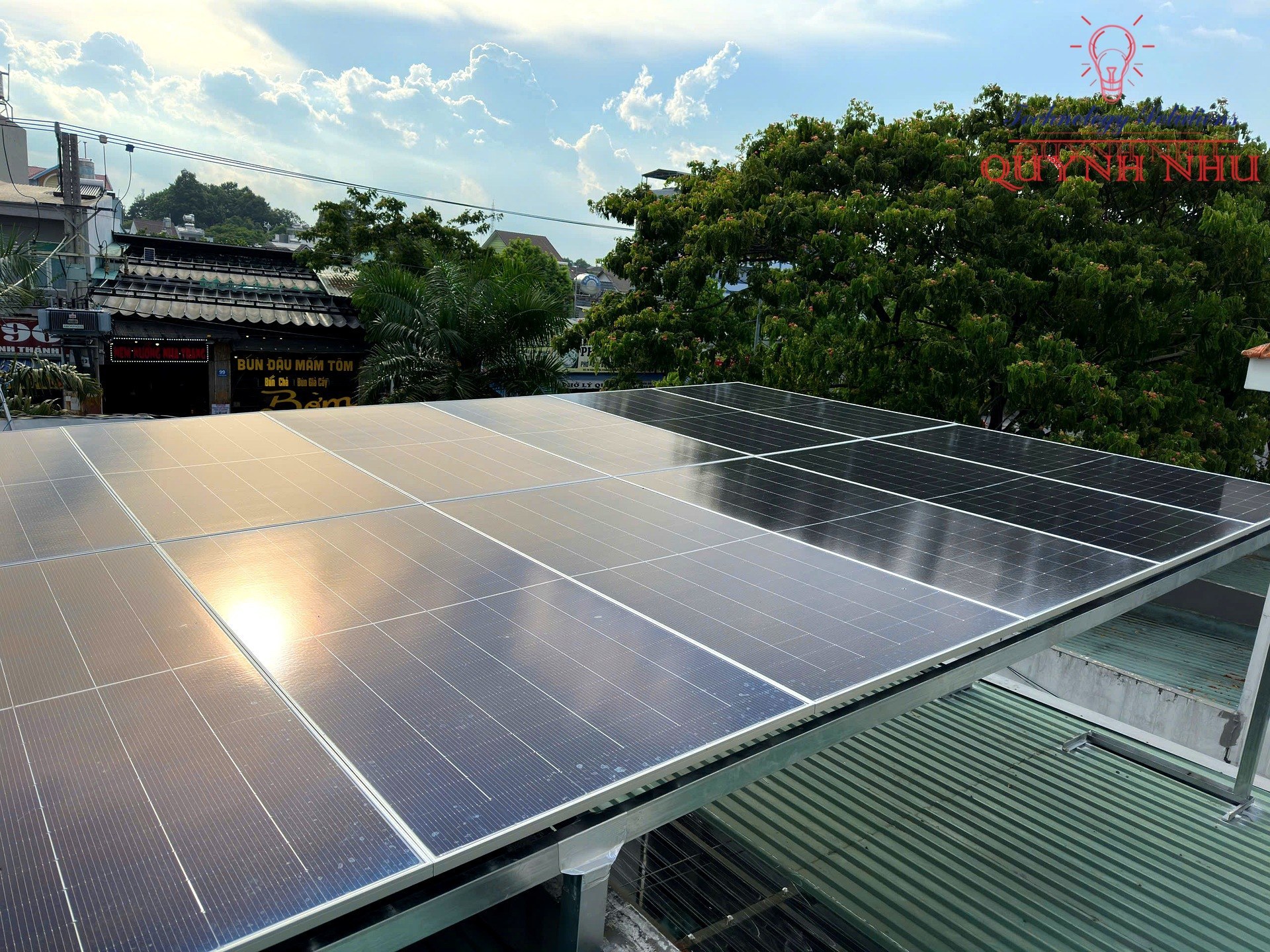 Tủ điện điều khiển AC/DC và biến tần Hybrid Deye 12kW 3 pha tích hợp khối pin Lithium Gigabox 32kWh.