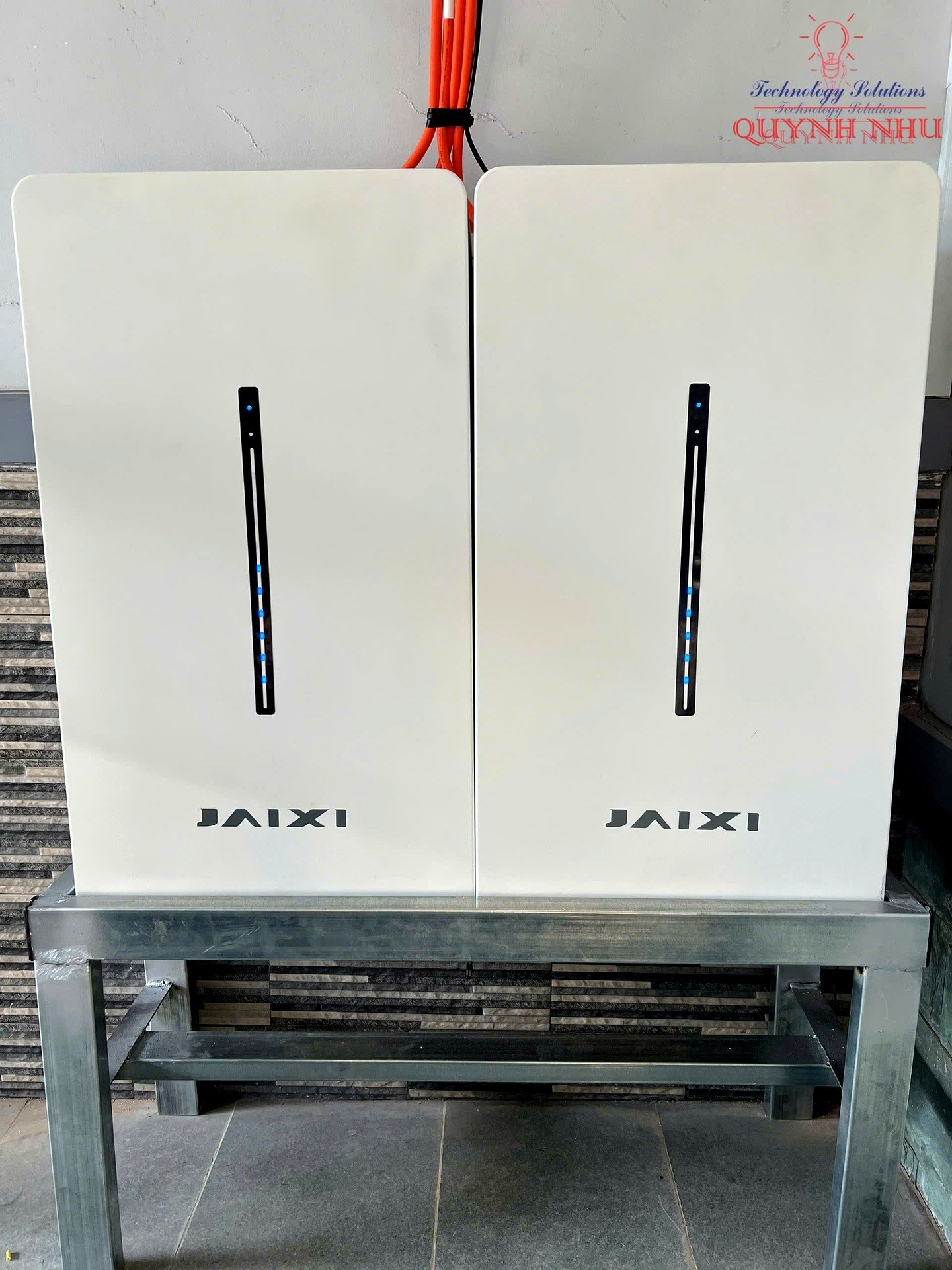 Màn hình hiển thị thông số vận hành biến tần Hybrid Deye hoạt động ổn định.